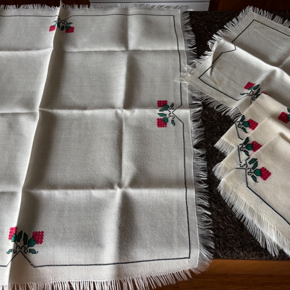 Crosstitch Embroidered Cloth & 4 Napkins, Unused